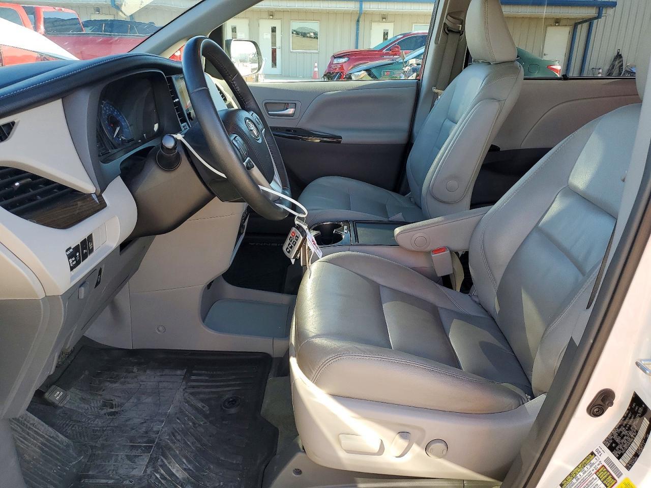 2017 Toyota Sienna Xle Premium 8-Passenger - Image 7