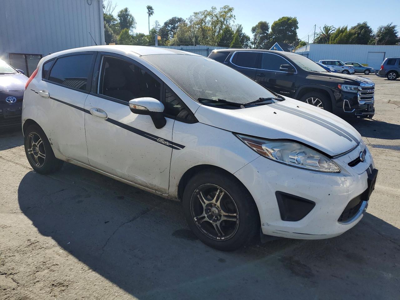 2013 Ford Fiesta Se - Фото 4