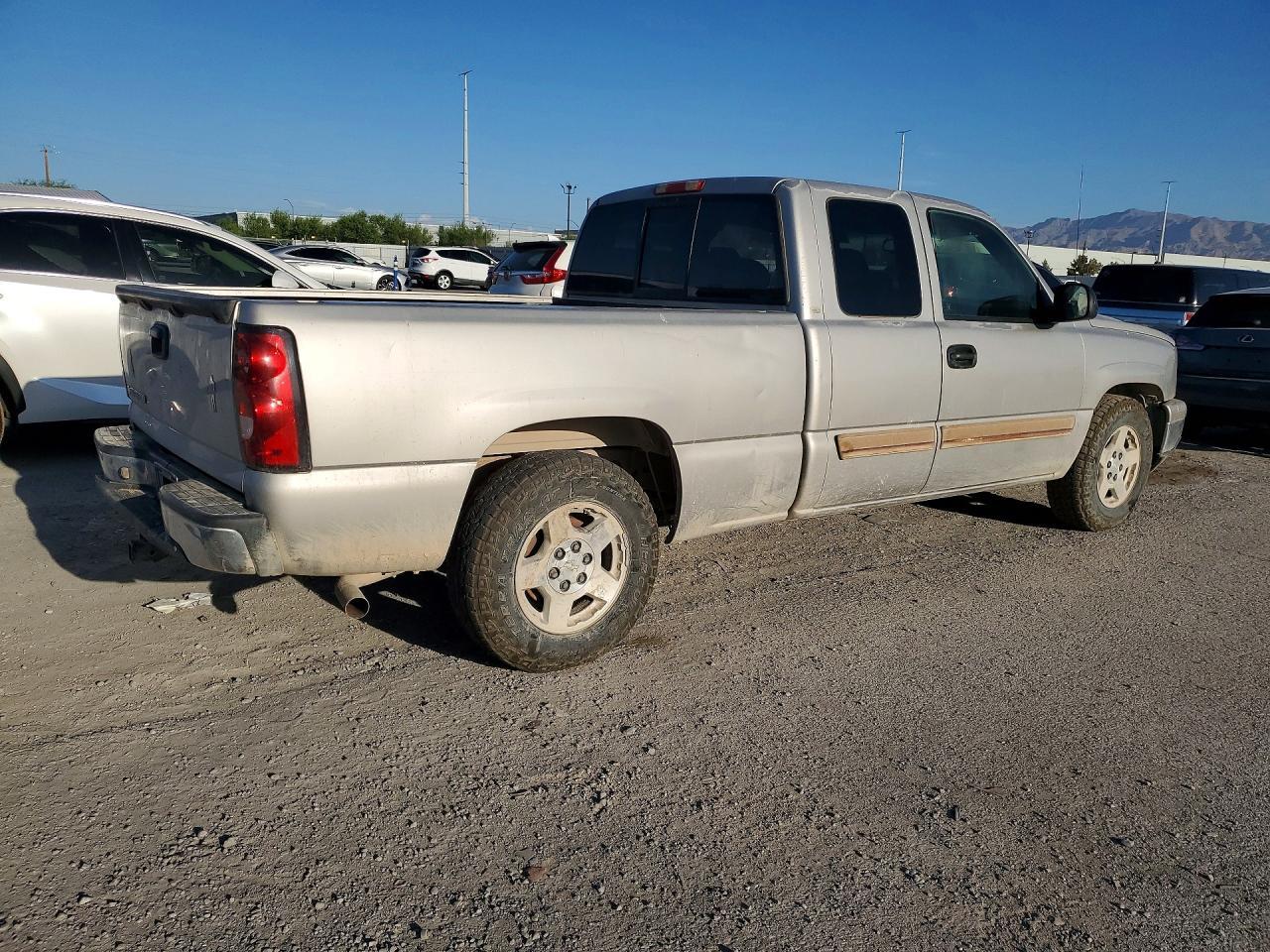 2007 Chevrolet Silverado C1500 Classic - Image 3