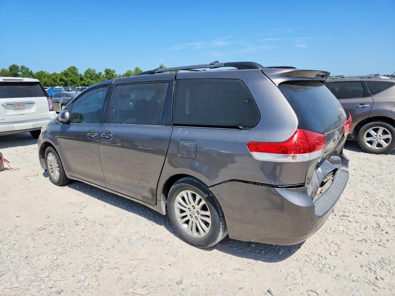 2011 Toyota Sienna Xle 8-Passenger - Фото 2