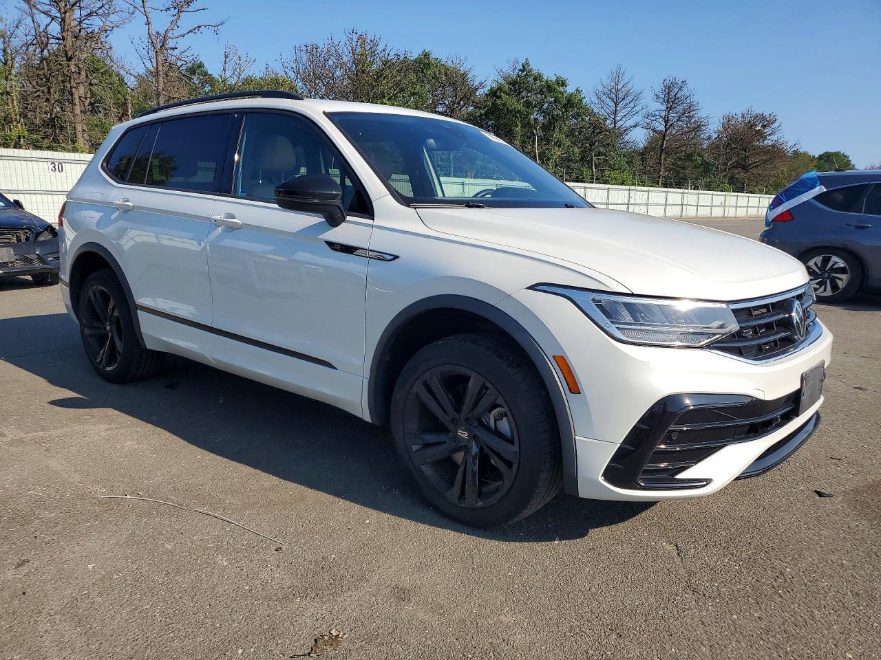 2024 Volkswagen Tiguan Se R-Line Black - Image 4