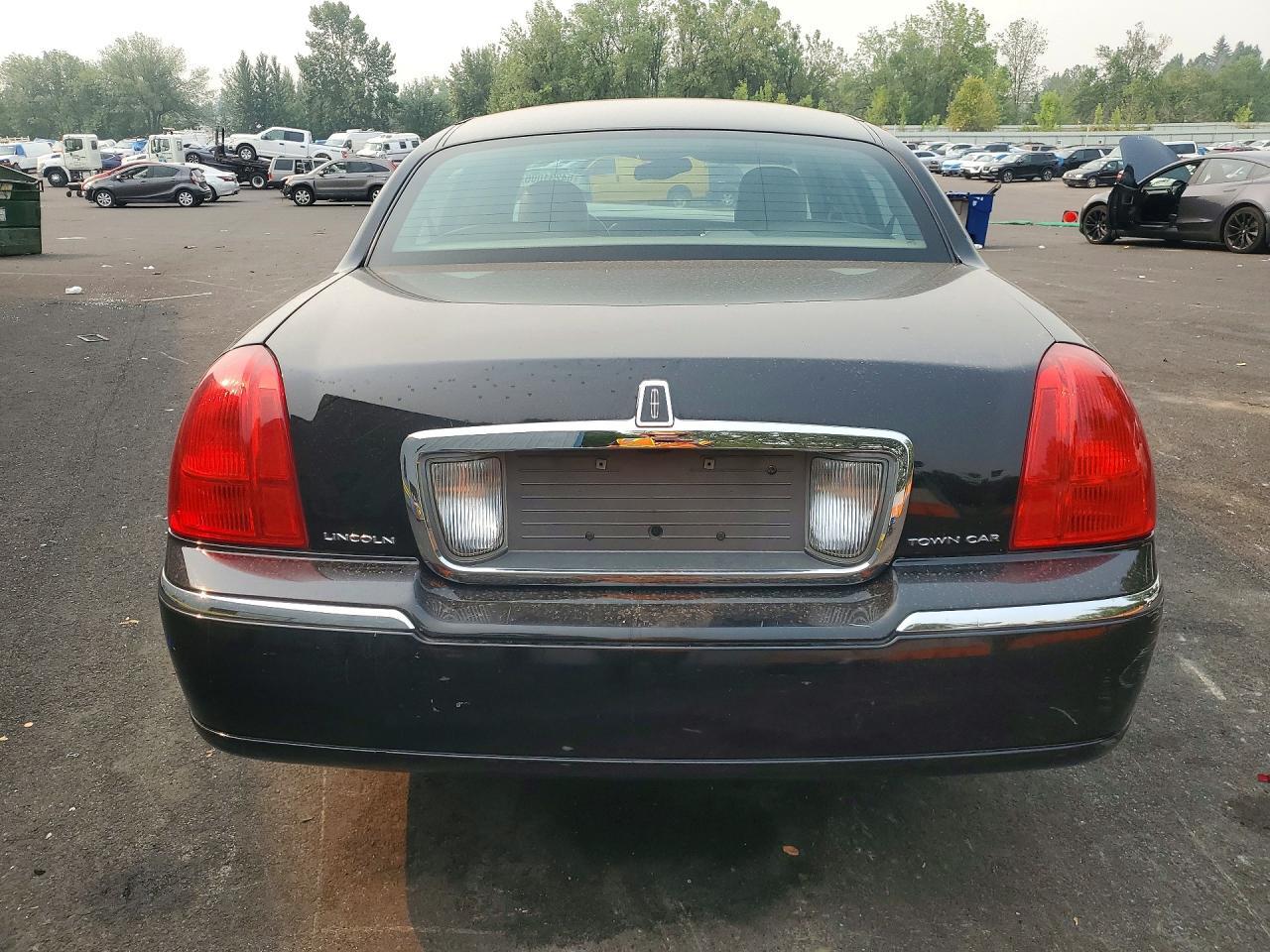 2003 Lincoln Town Car Executive - Фото 6