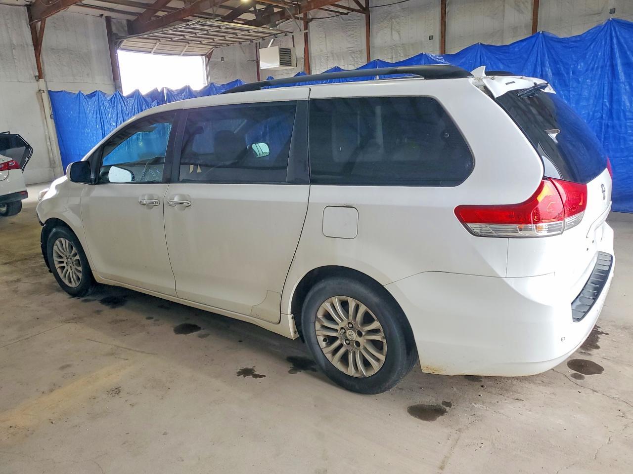 2011 Toyota Sienna Xle 8-Passenger - Image 2