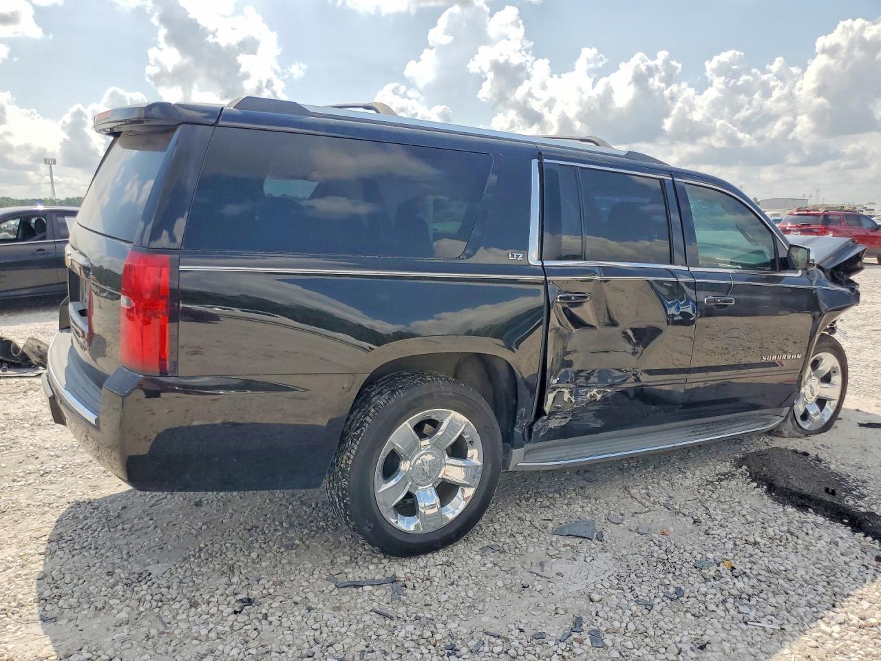 2015 Chevrolet Suburban C1500 Ltz - Image 3
