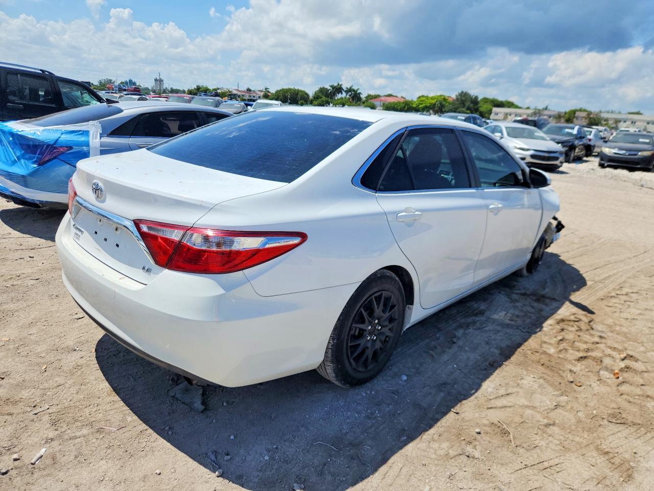 2015 Toyota Camry Le - Фото 3