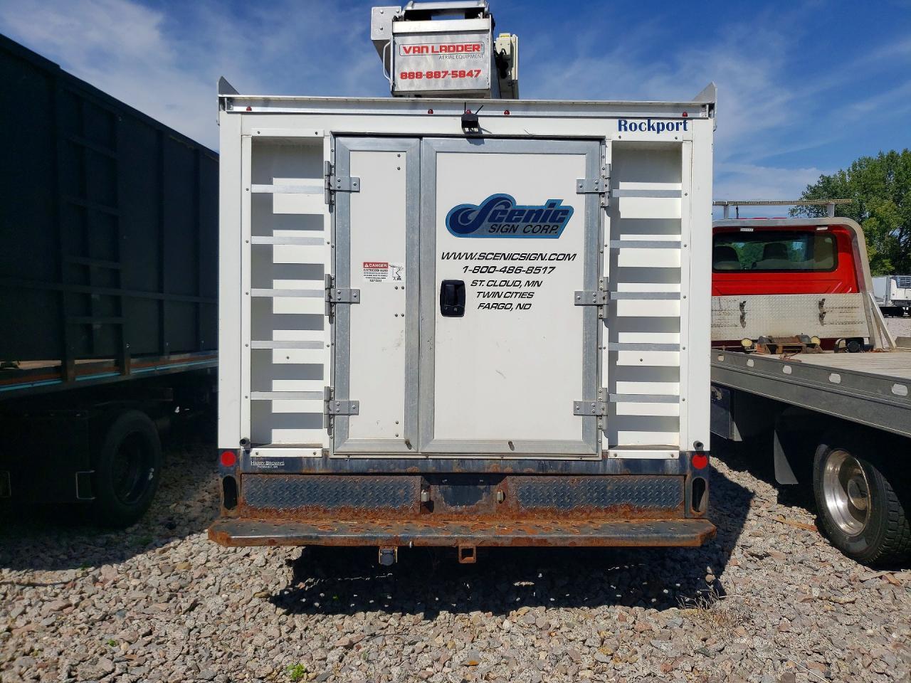 2017 Chevrolet Express G4500 - Image 6