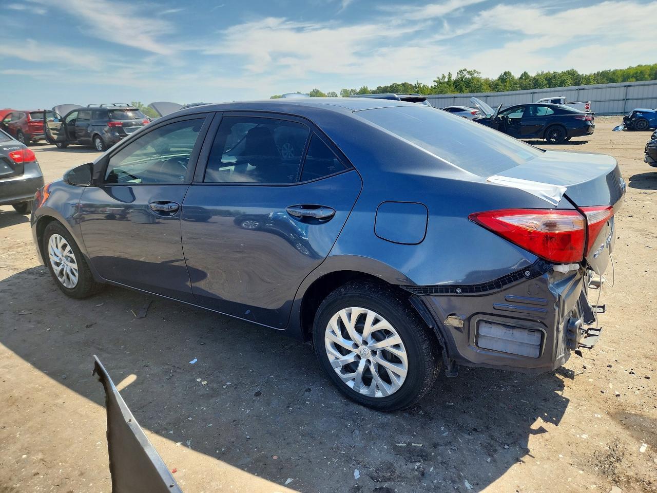 2017 Toyota Corolla Le - Фото 2