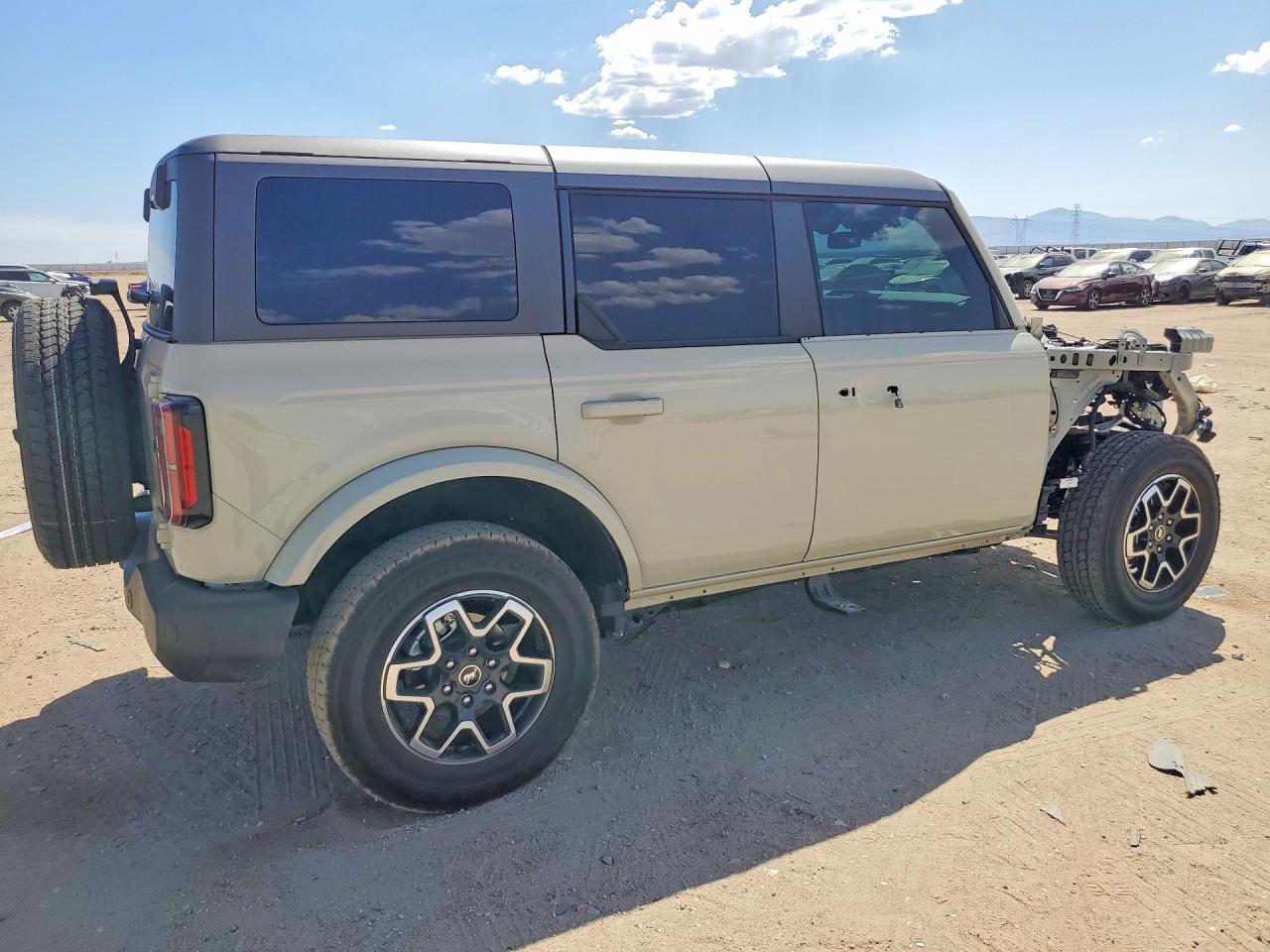 2025 Ford Bronco Outer Banks - Image 3