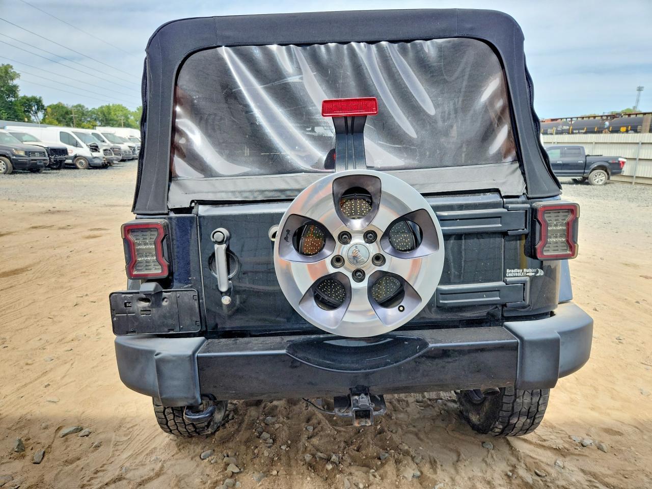 2016 Jeep Wrangler Unlimited Sahara - Image 6