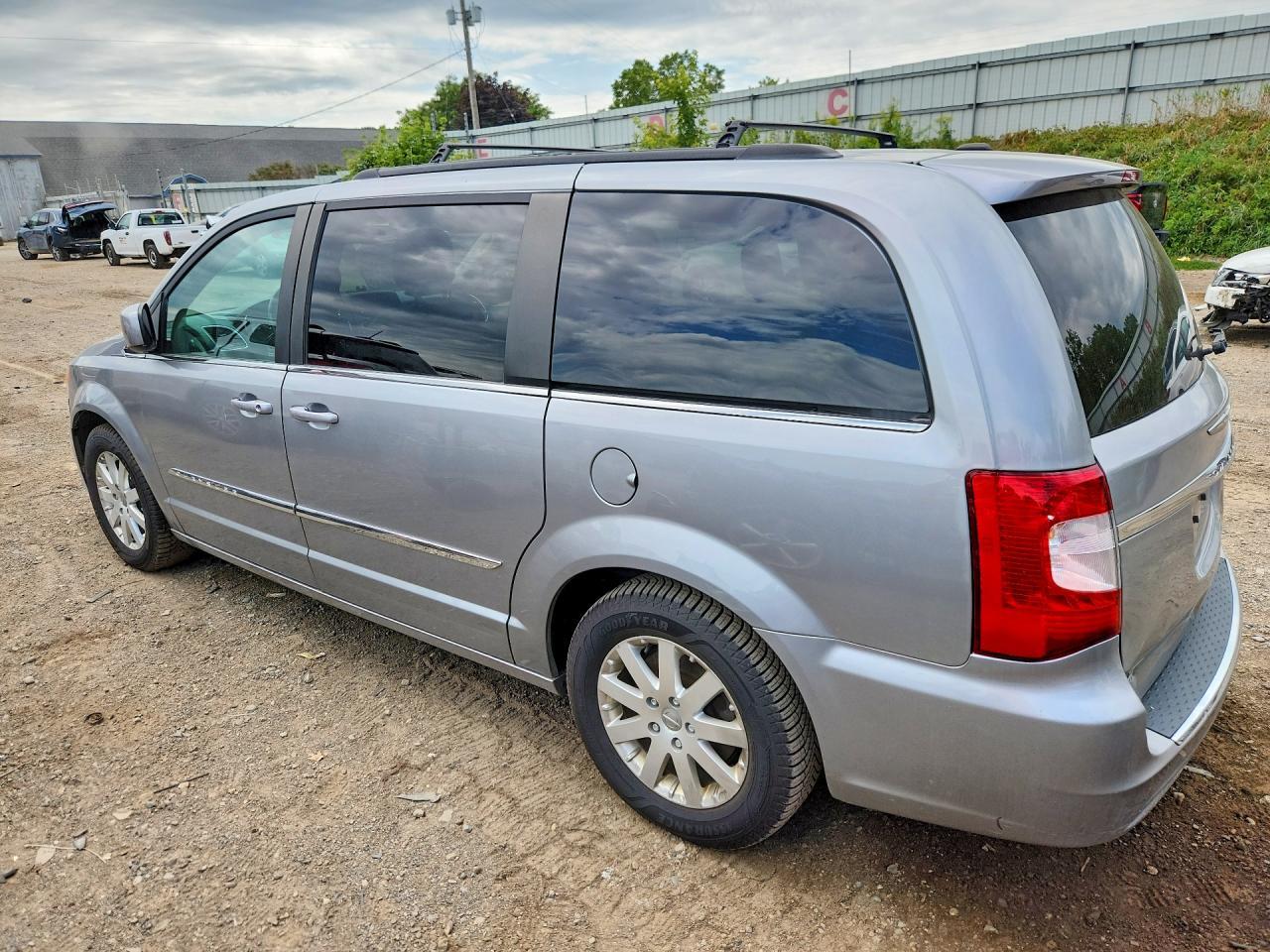 2016 Chrysler Town & Country Touring - Image 2