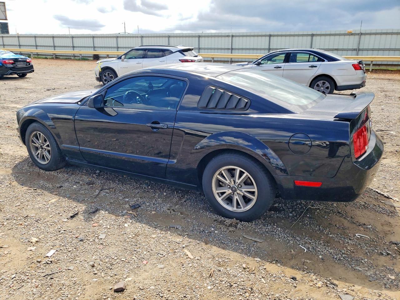 2005 Ford Mustang Base - Фото 2