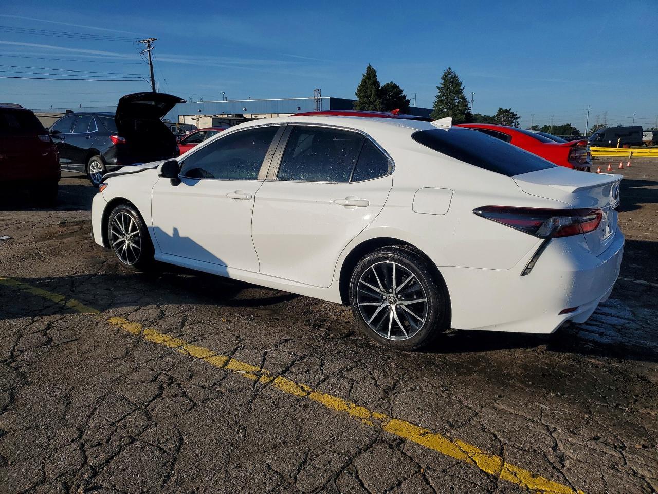 2023 Toyota Camry Le - Фото 2