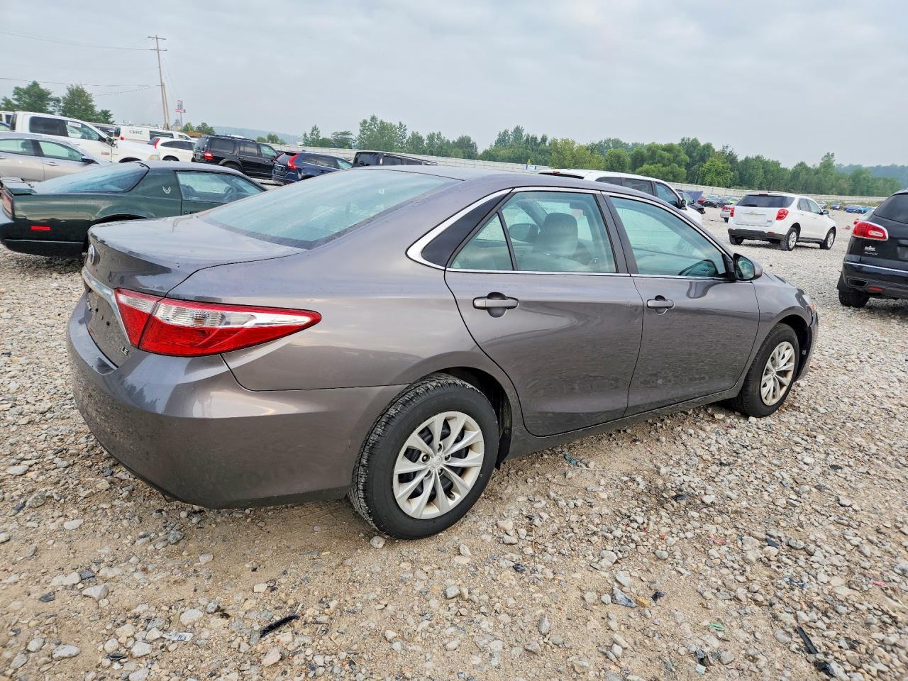 2016 Toyota Camry Le - Фото 3