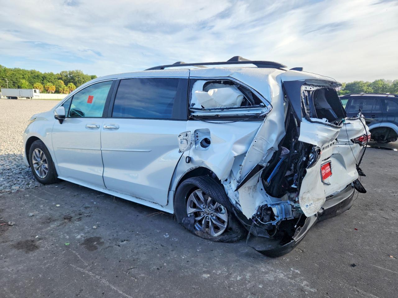 2026 Toyota Sienna Xle 8-Passenger - Image 2