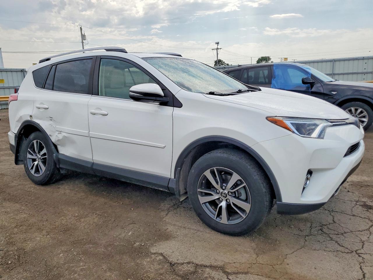 2017 Toyota Rav4 Xle - Image 4