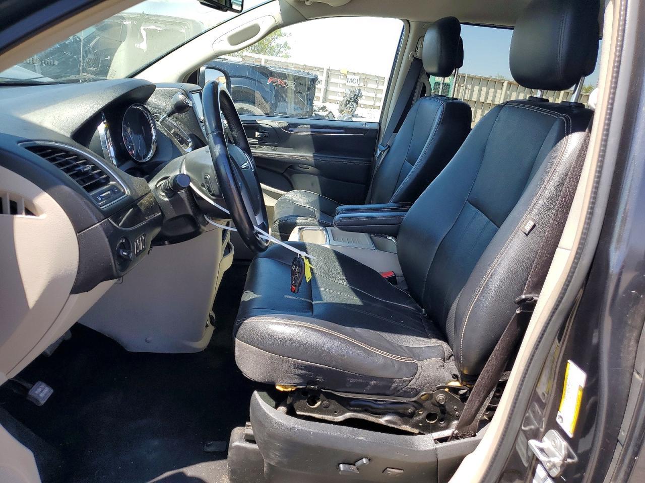 2012 Chrysler Town & Country Touring - Image 7