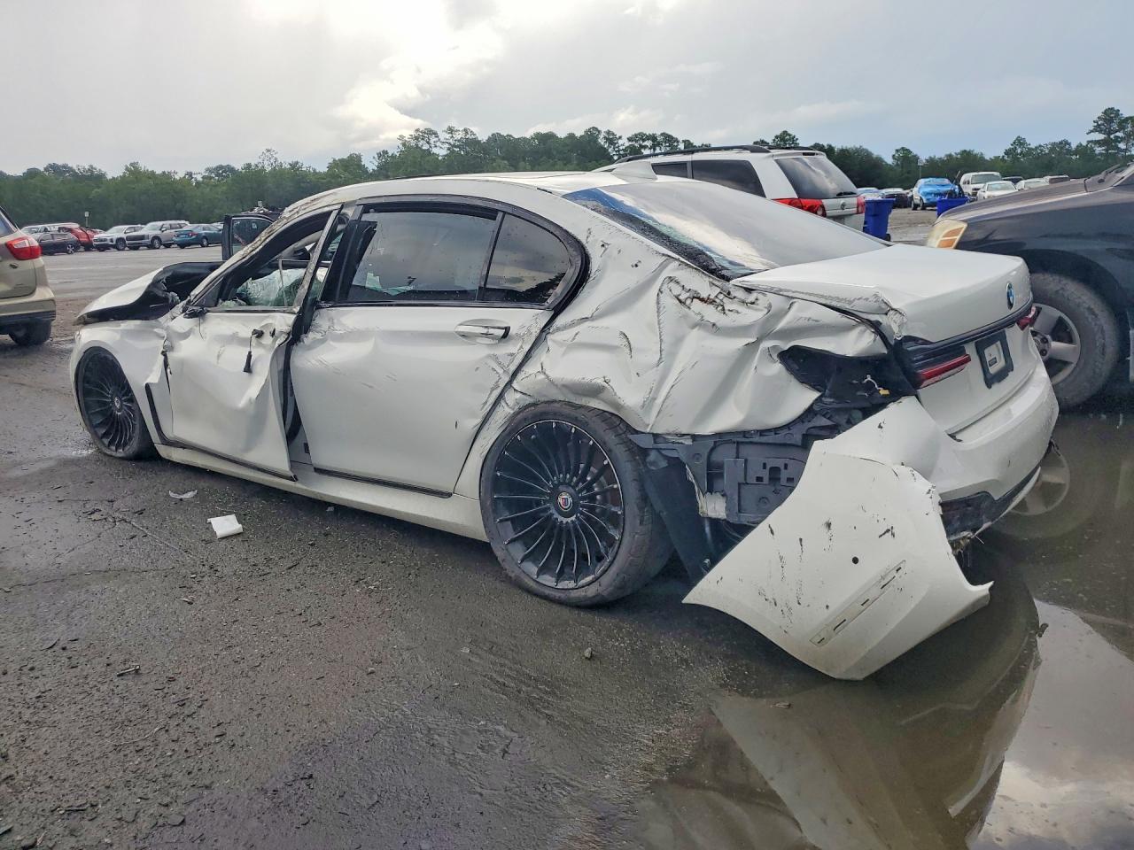 2022 BMW 750 Xi - Image 2