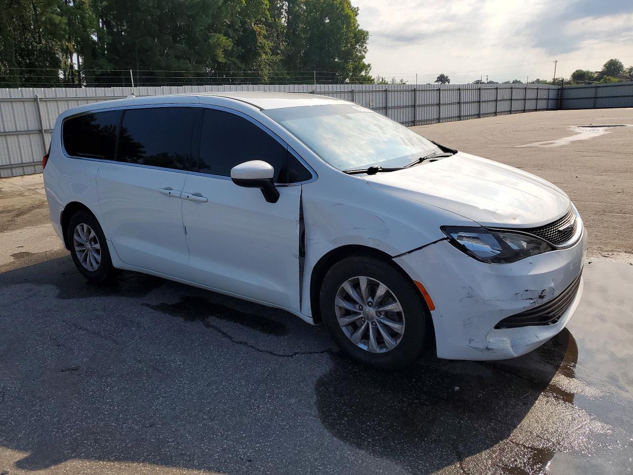 2017 Chrysler Pacifica Touring - Image 4
