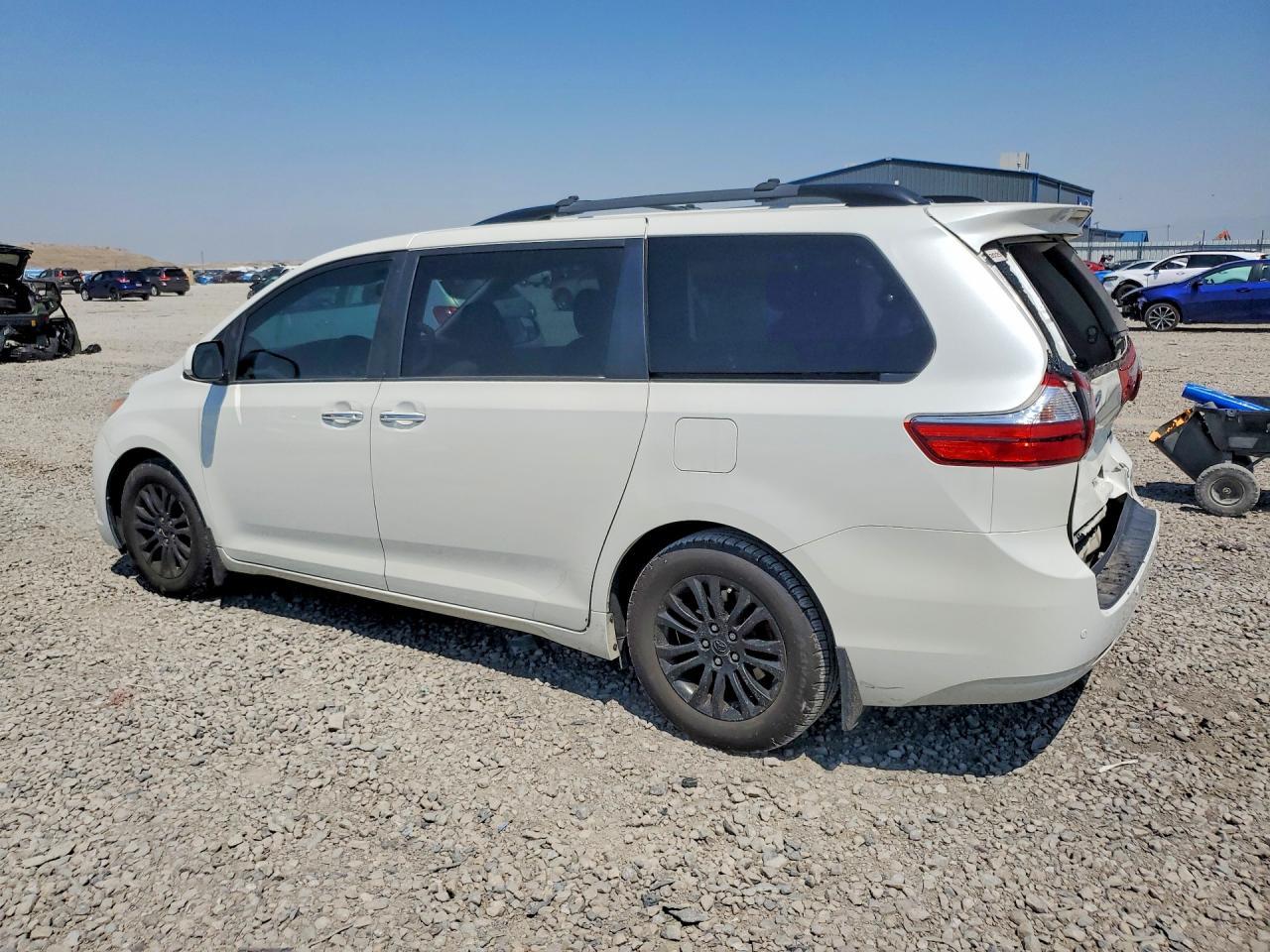 2016 Toyota Sienna Xle Premium 8-Passenger - Image 2