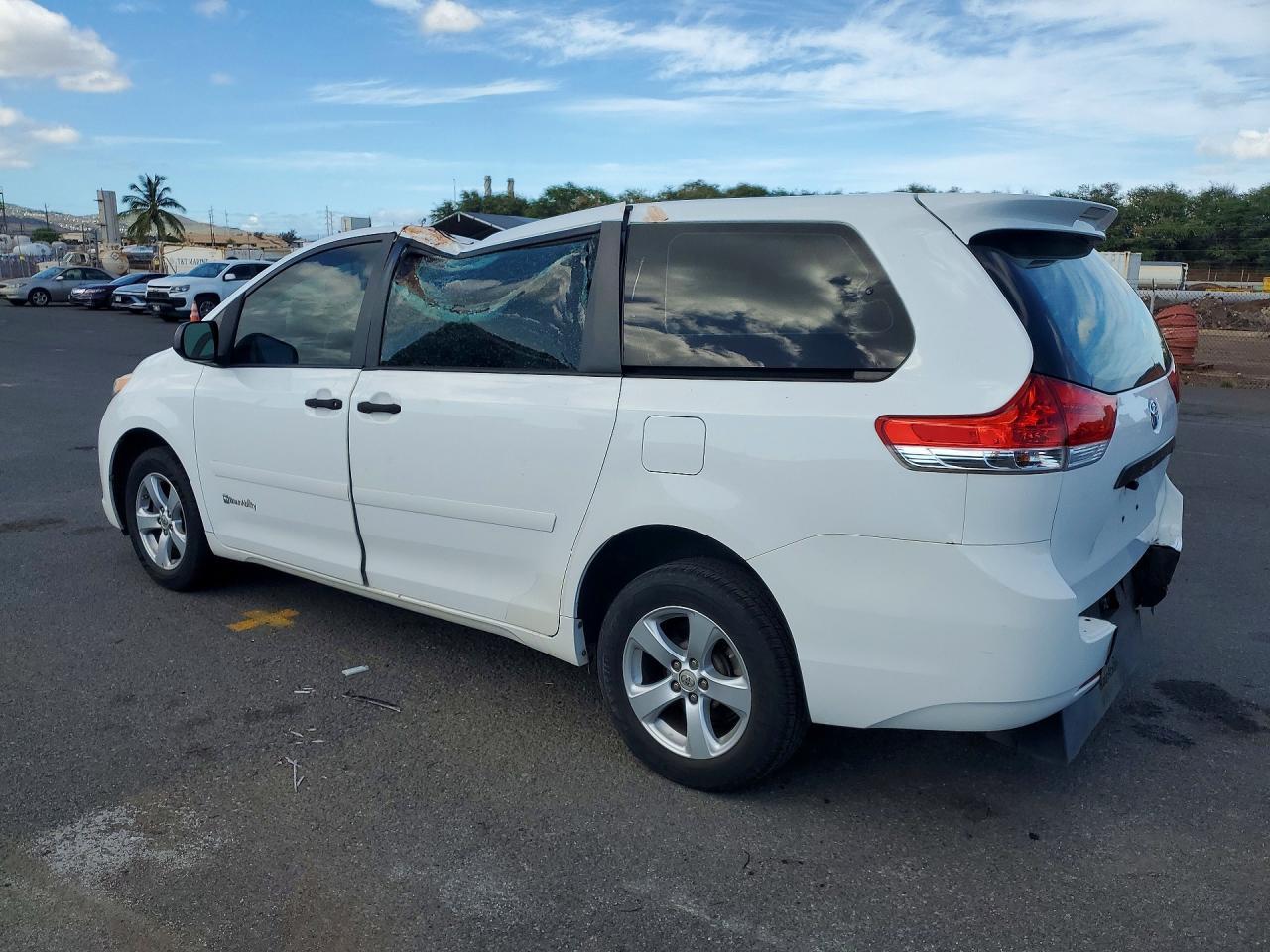 2014 Toyota Sienna L 7-Passenger - Image 2