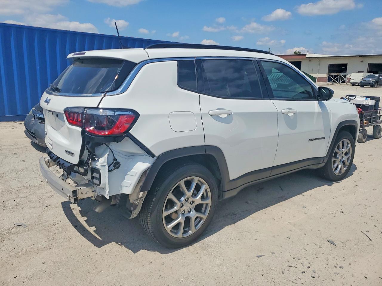 2023 Jeep Compass Latitude Lux - Image 3