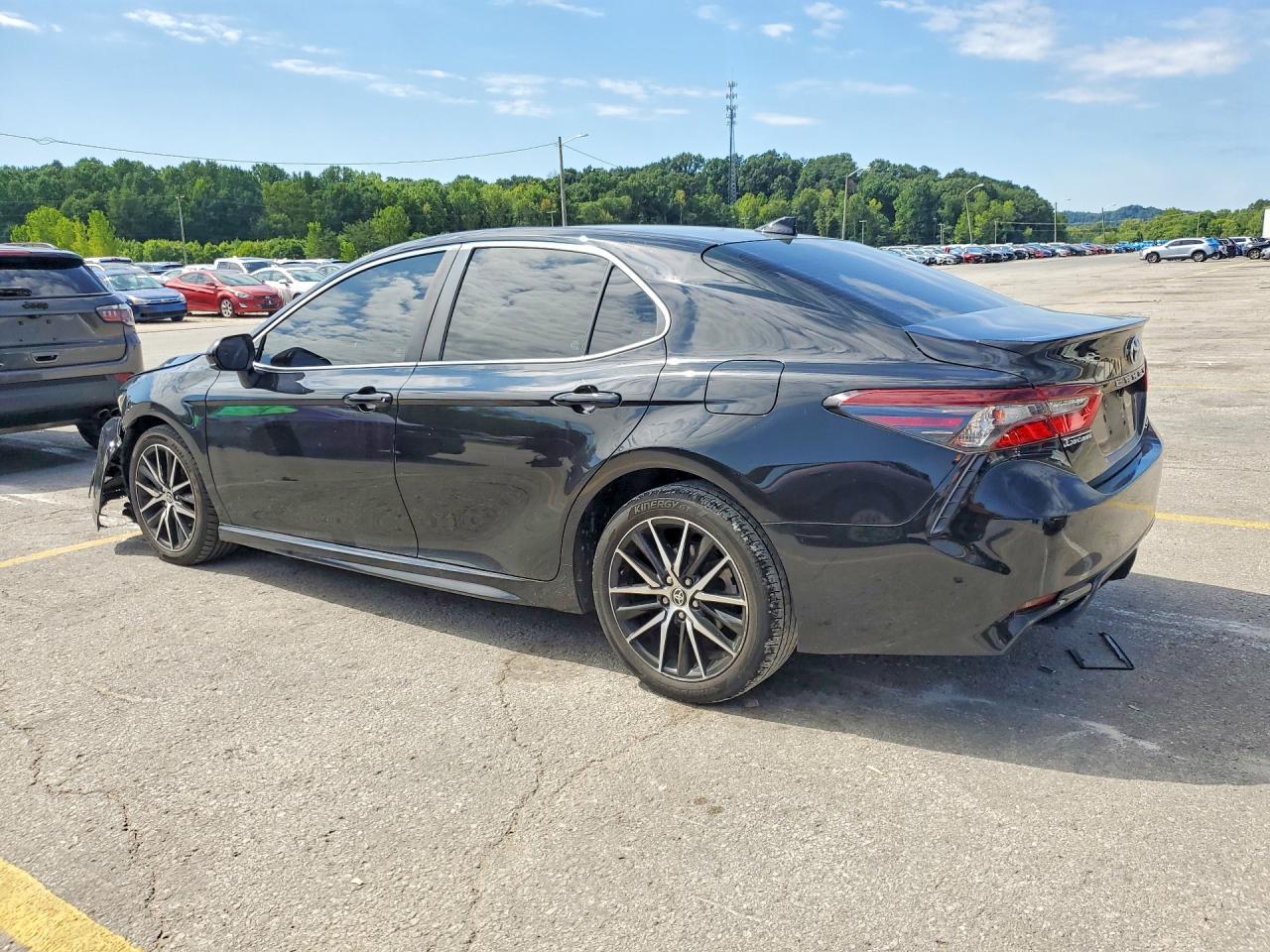 2021 Toyota Camry Se - Фото 2