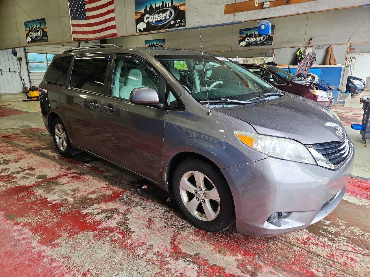 2011 Toyota Sienna Le - Фото 4