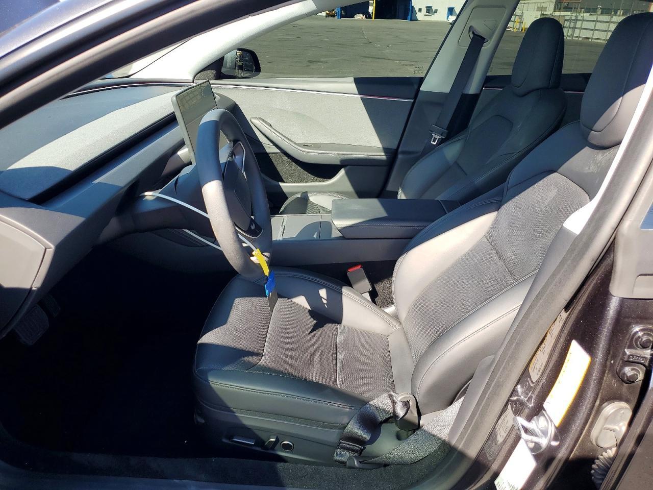 2025 Tesla Model 3 - Фото 7
