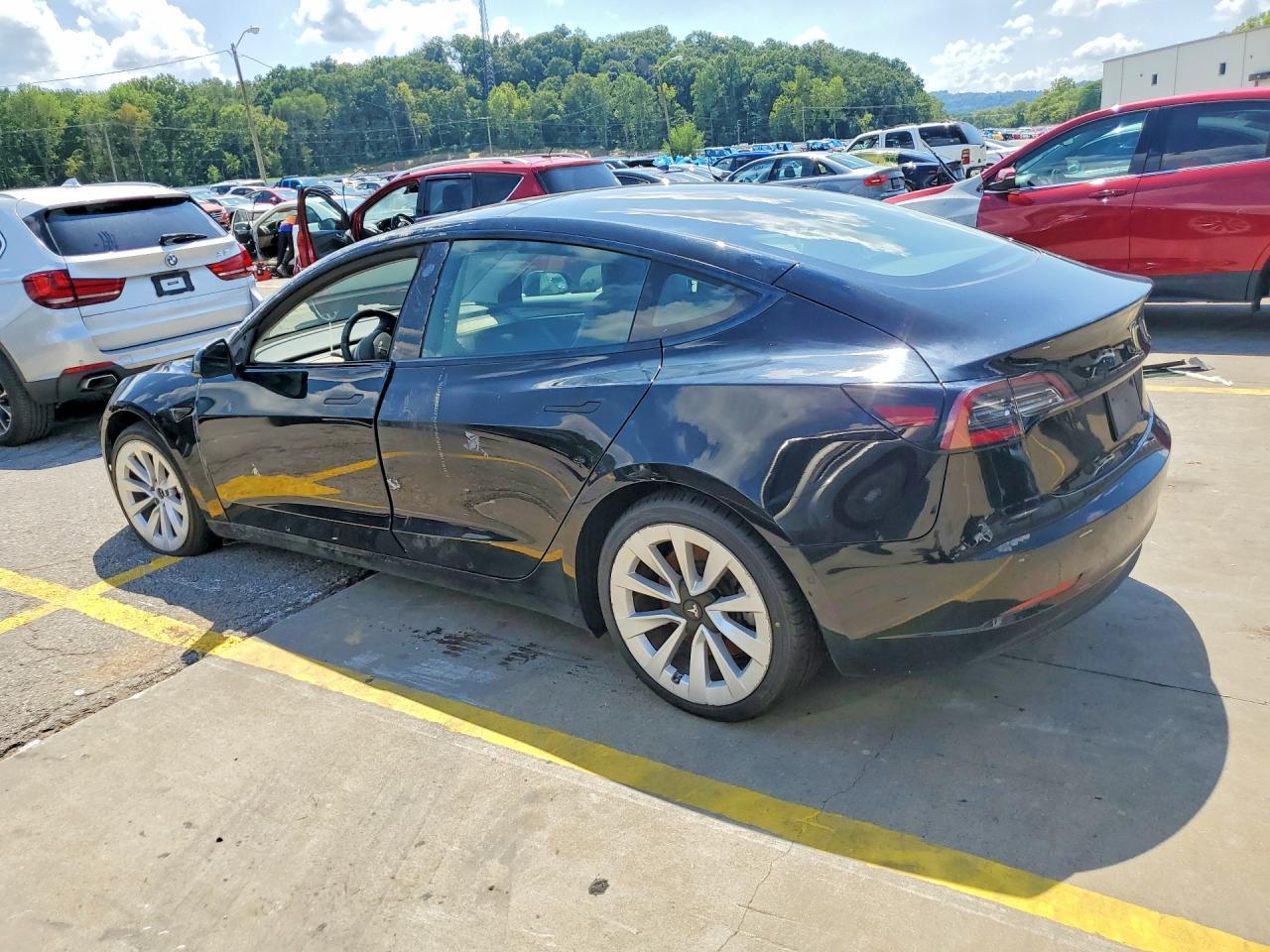 2022 Tesla Model 3 - Фото 2