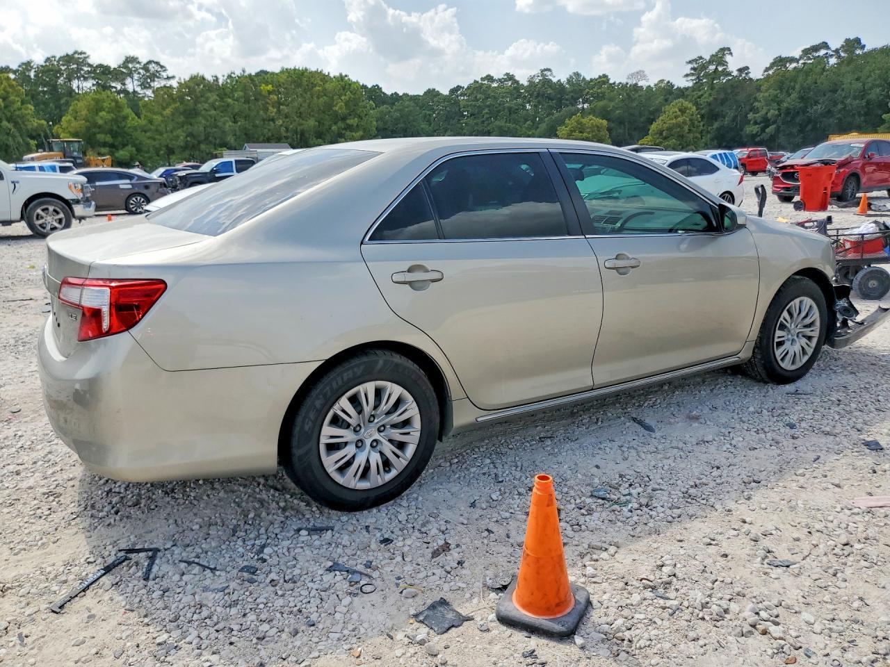 2014 Toyota Camry Le - Фото 3