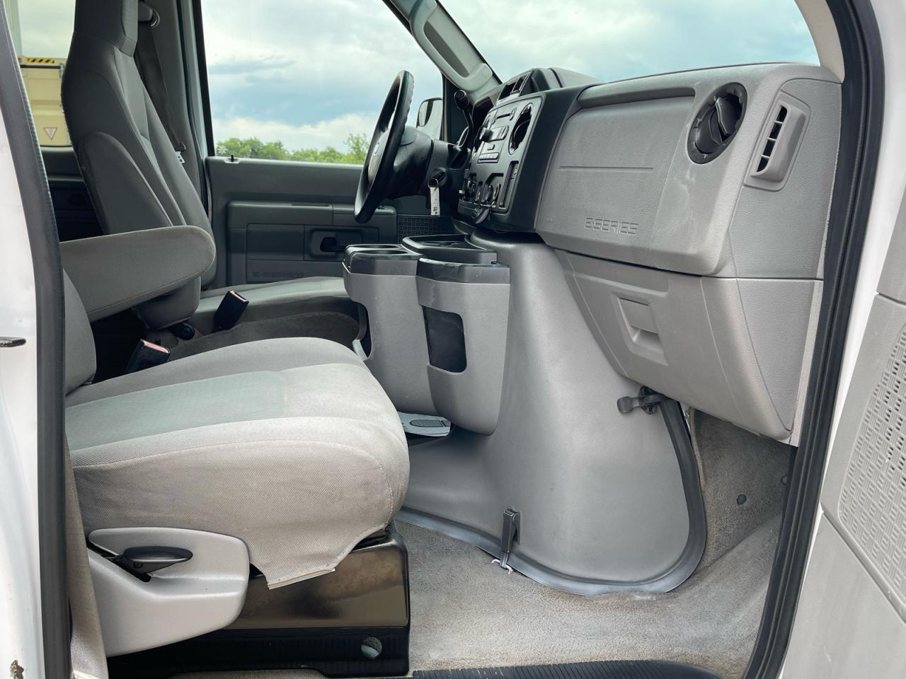 2013 Ford Econoline E350 Super Duty Wagon - Image 5