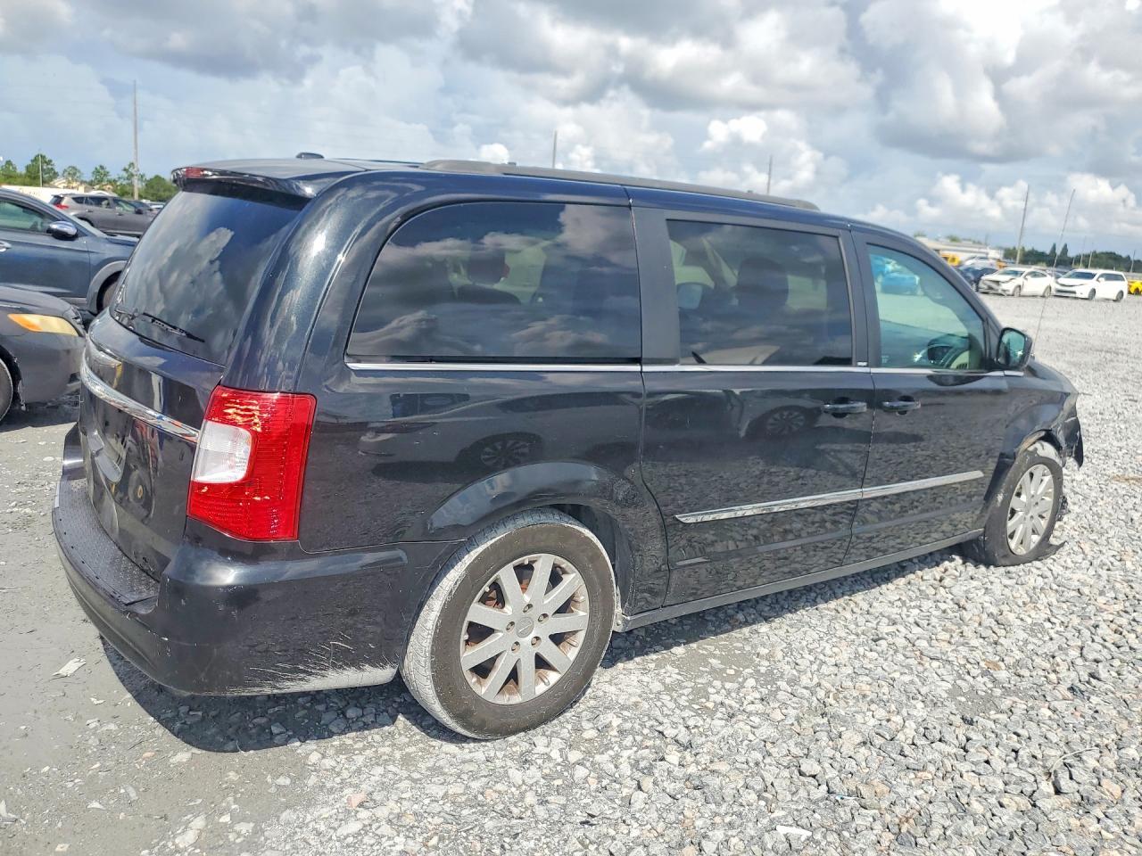 2013 Chrysler Town & Country Touring - Фото 3
