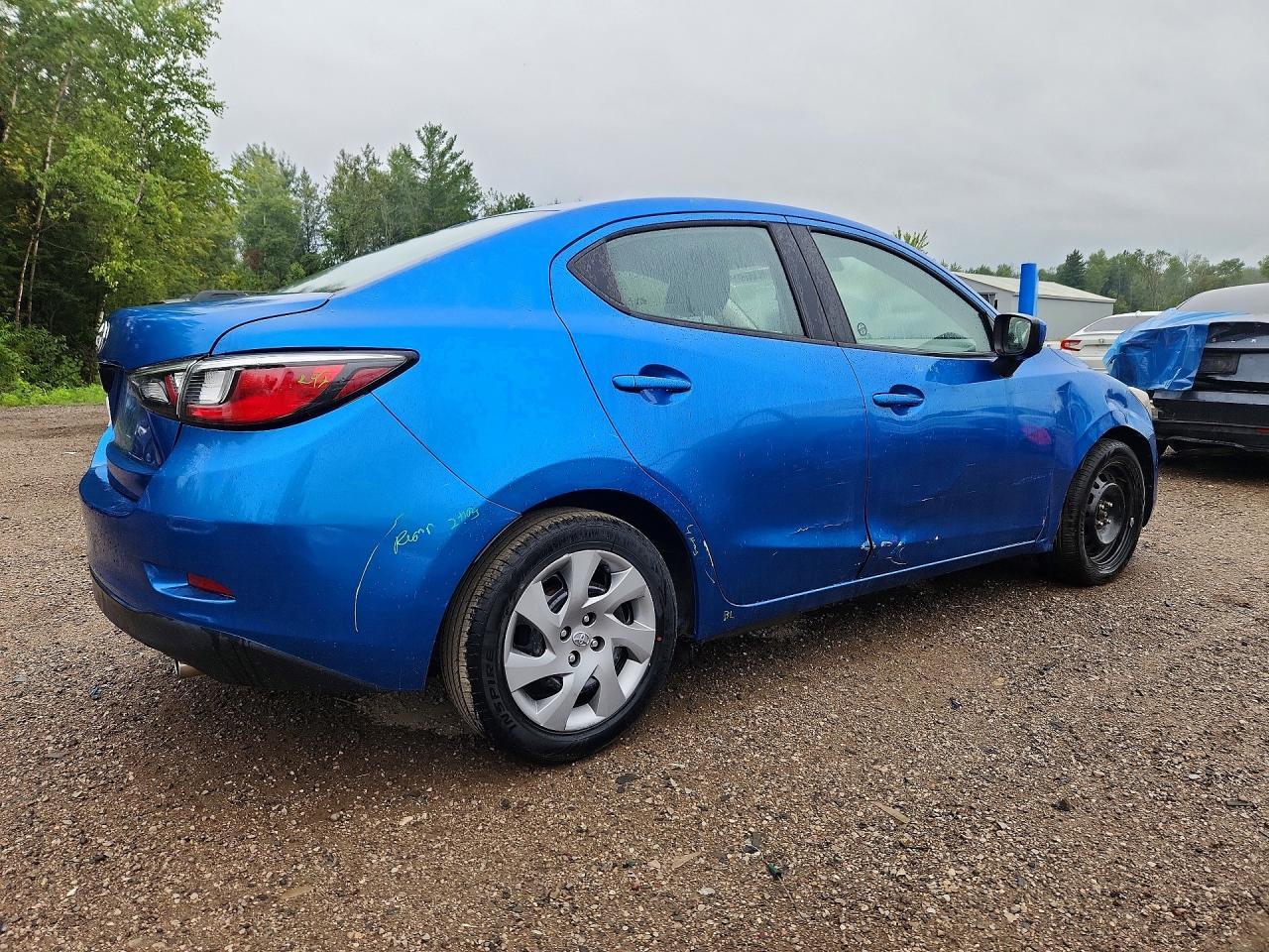 2016 Toyota Yaris 4D - Фото 3
