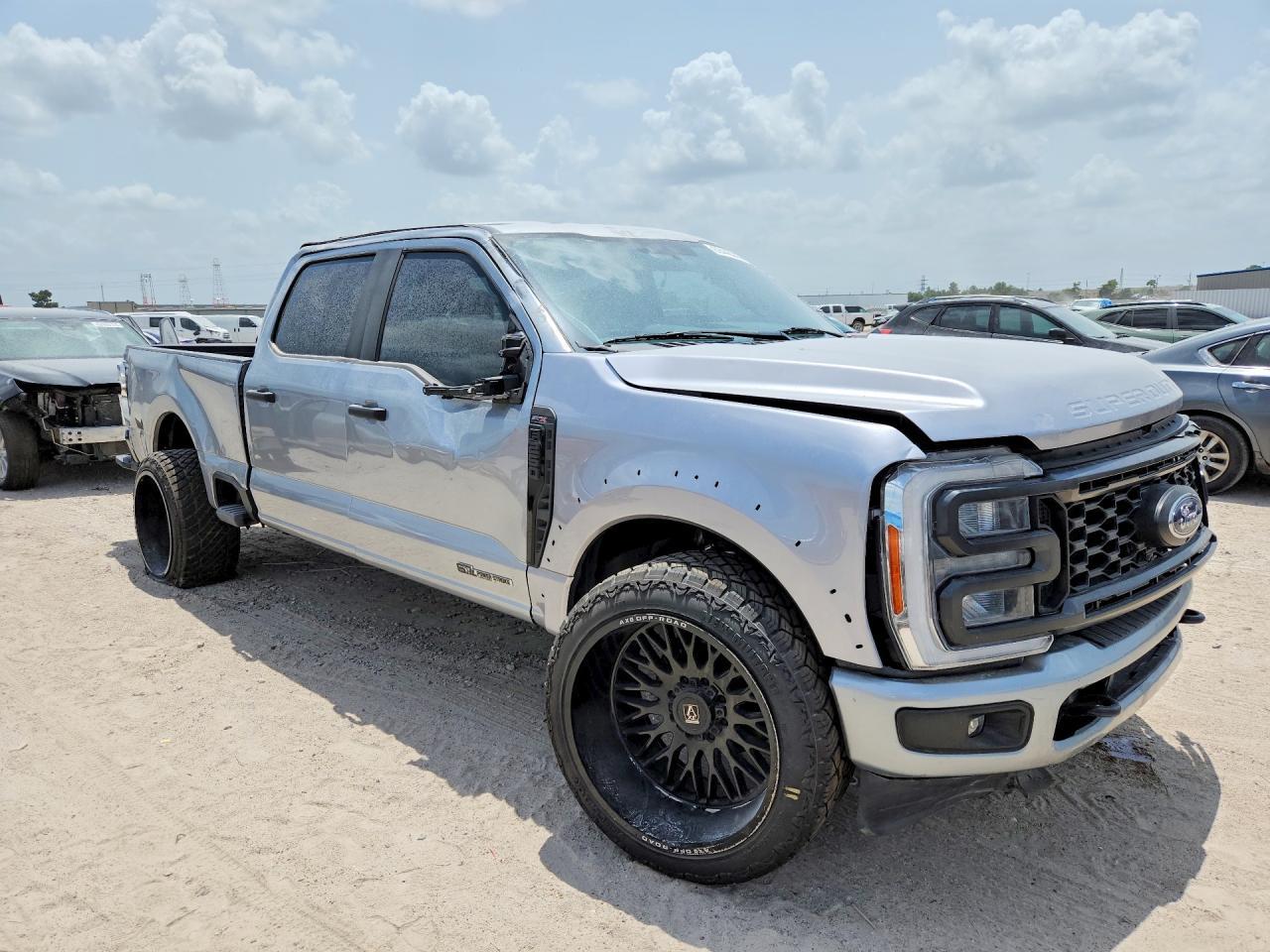 2023 Ford F250 Super Duty - Фото 4
