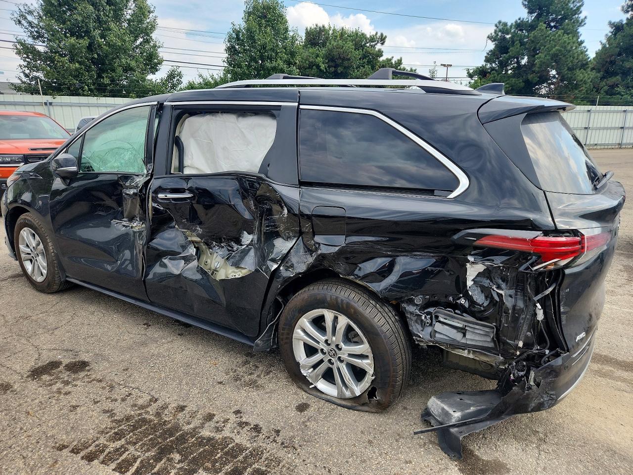 2022 Toyota Sienna Platinum 7-Passenger - Фото 2