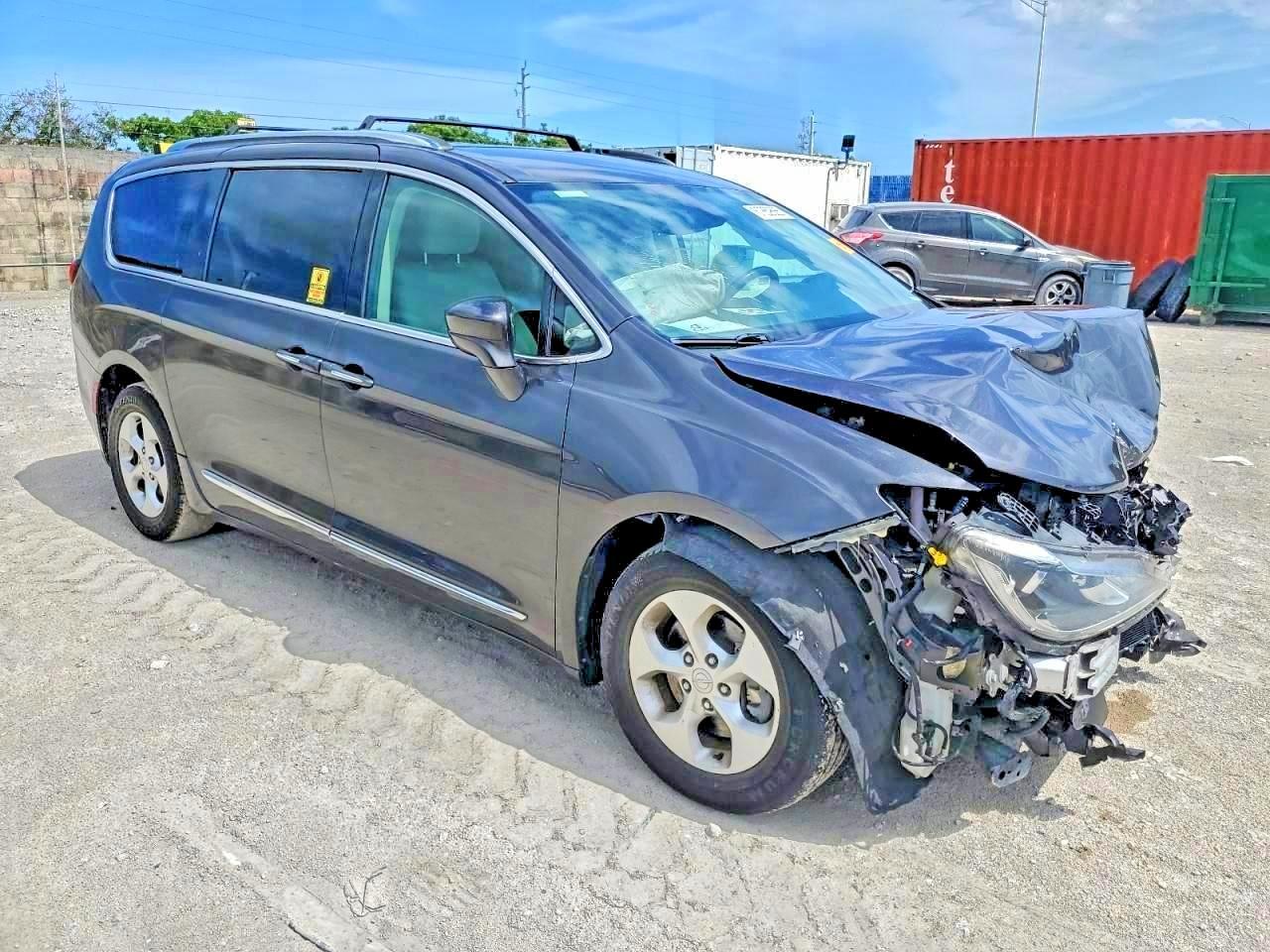 2017 Chrysler Pacifica Touring L Plus - Фото 4