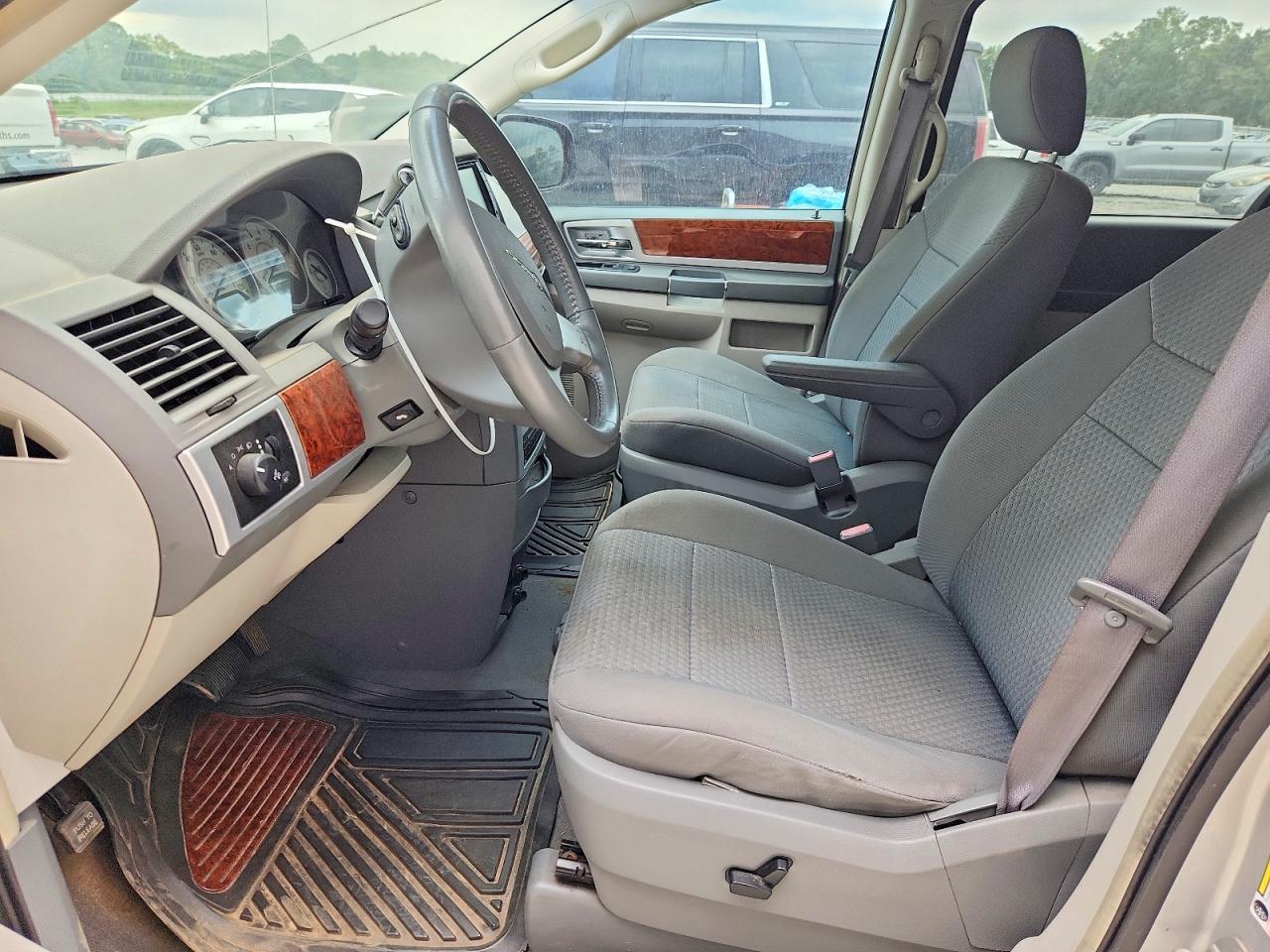 2009 Chrysler Town & Country Touring - Фото 7
