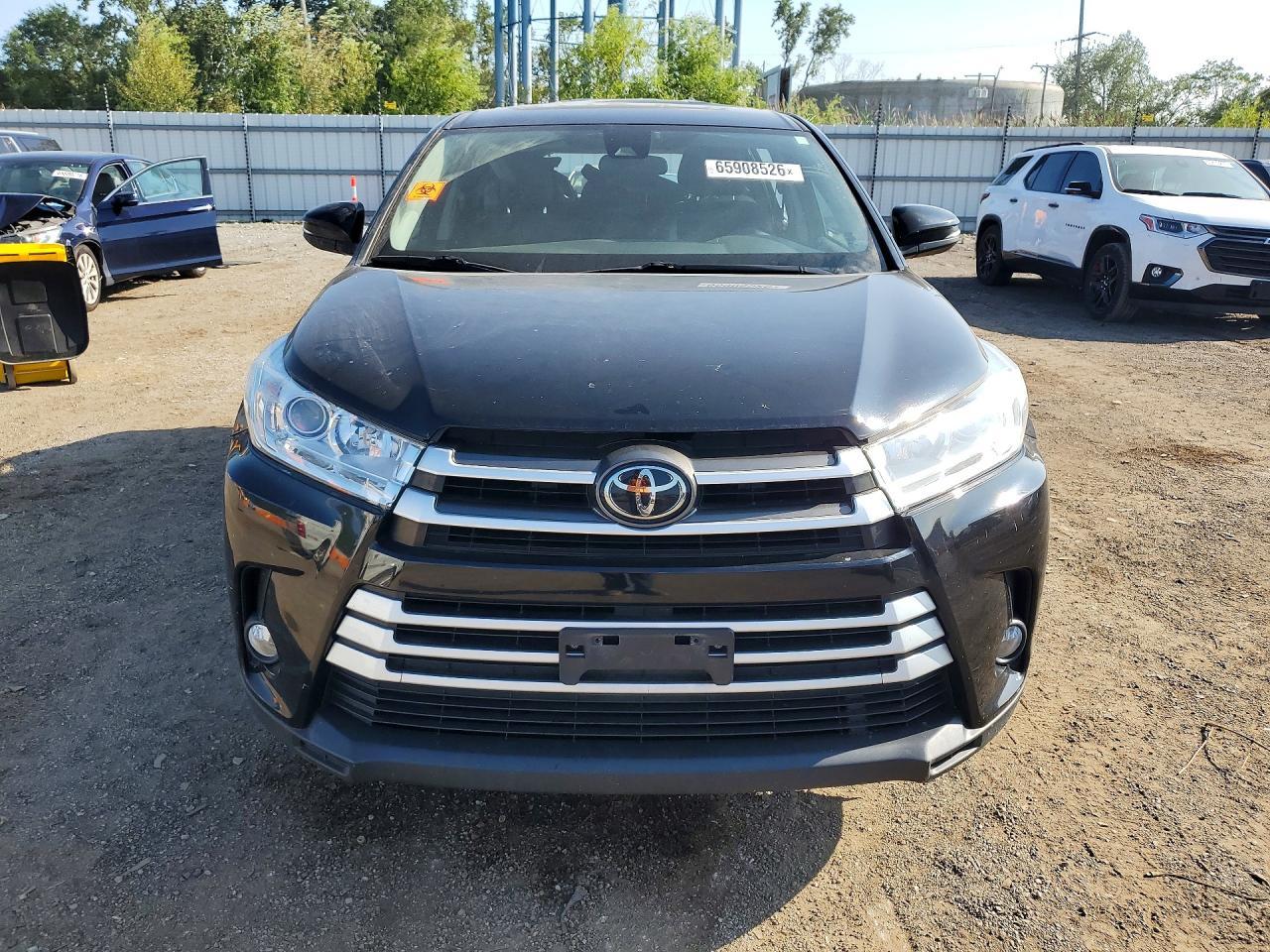 2017 Toyota Highlander Le Plus - Image 5