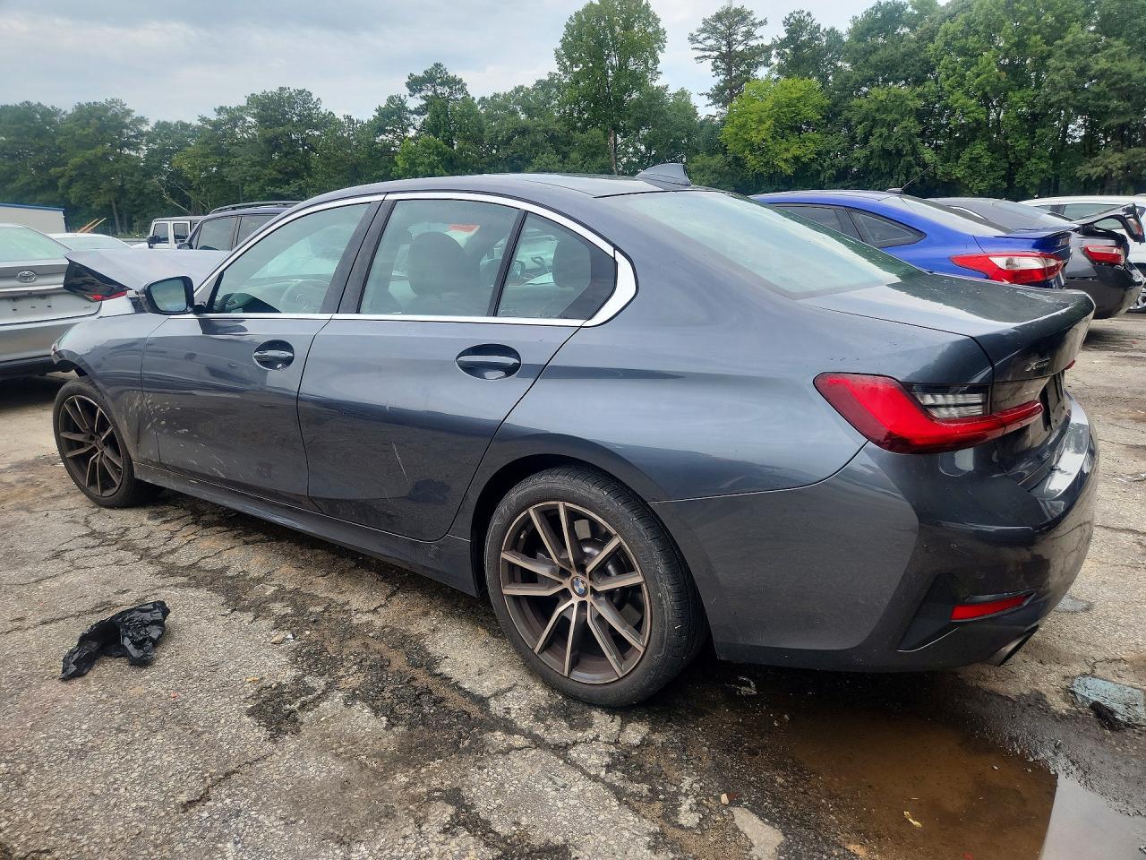 2021 BMW 330Xi - Фото 2