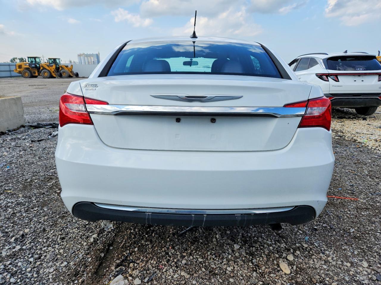 2013 Chrysler 200 Touring - Фото 6