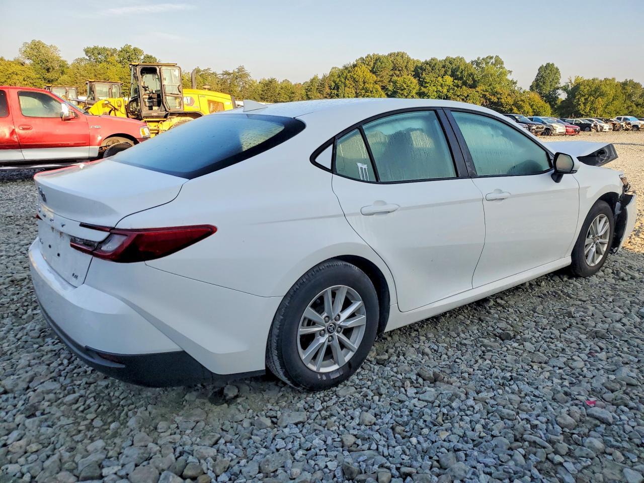 2025 Toyota Camry Le - Фото 3