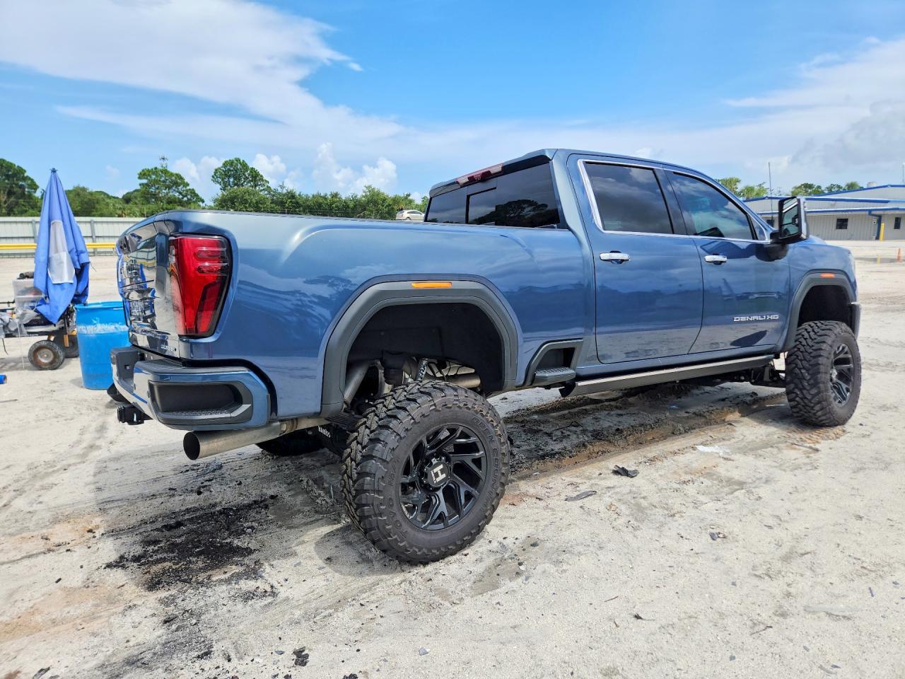 2025 GMC Sierra K2500 Denali Ultimate - Image 3