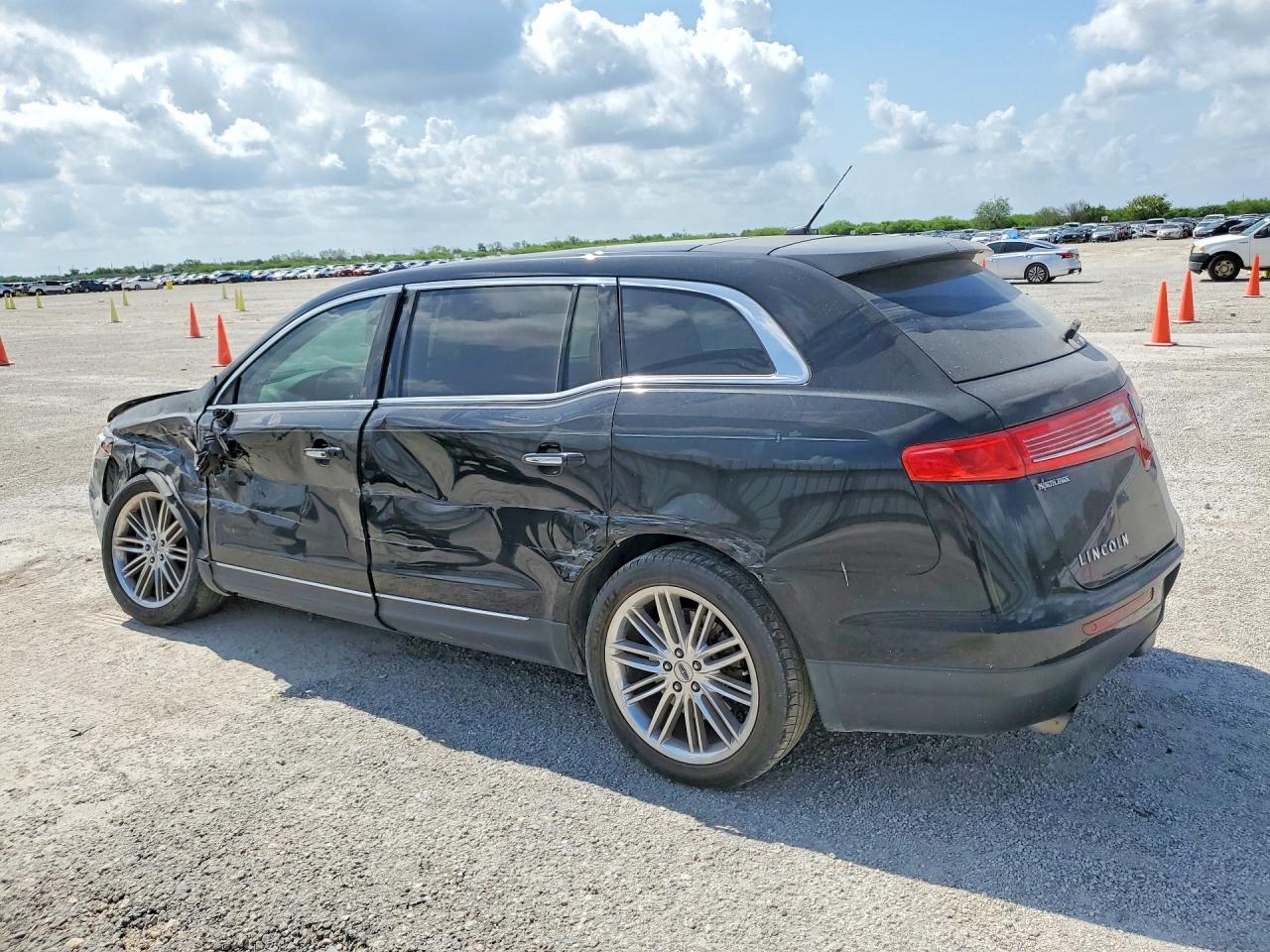 2016 Lincoln Mkt - Image 2