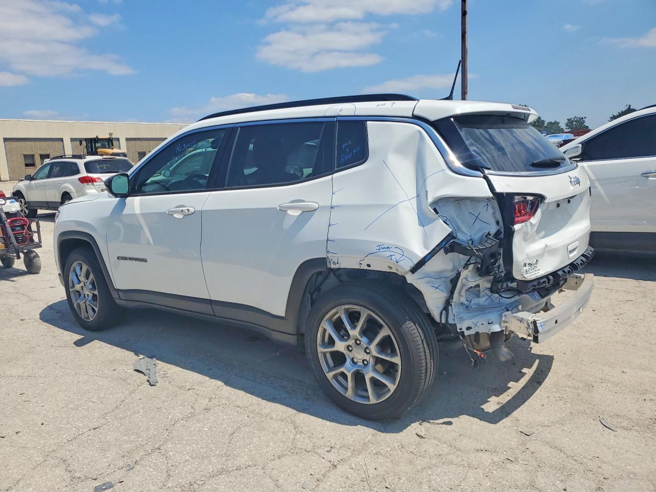 2023 Jeep Compass Latitude Lux - Image 2