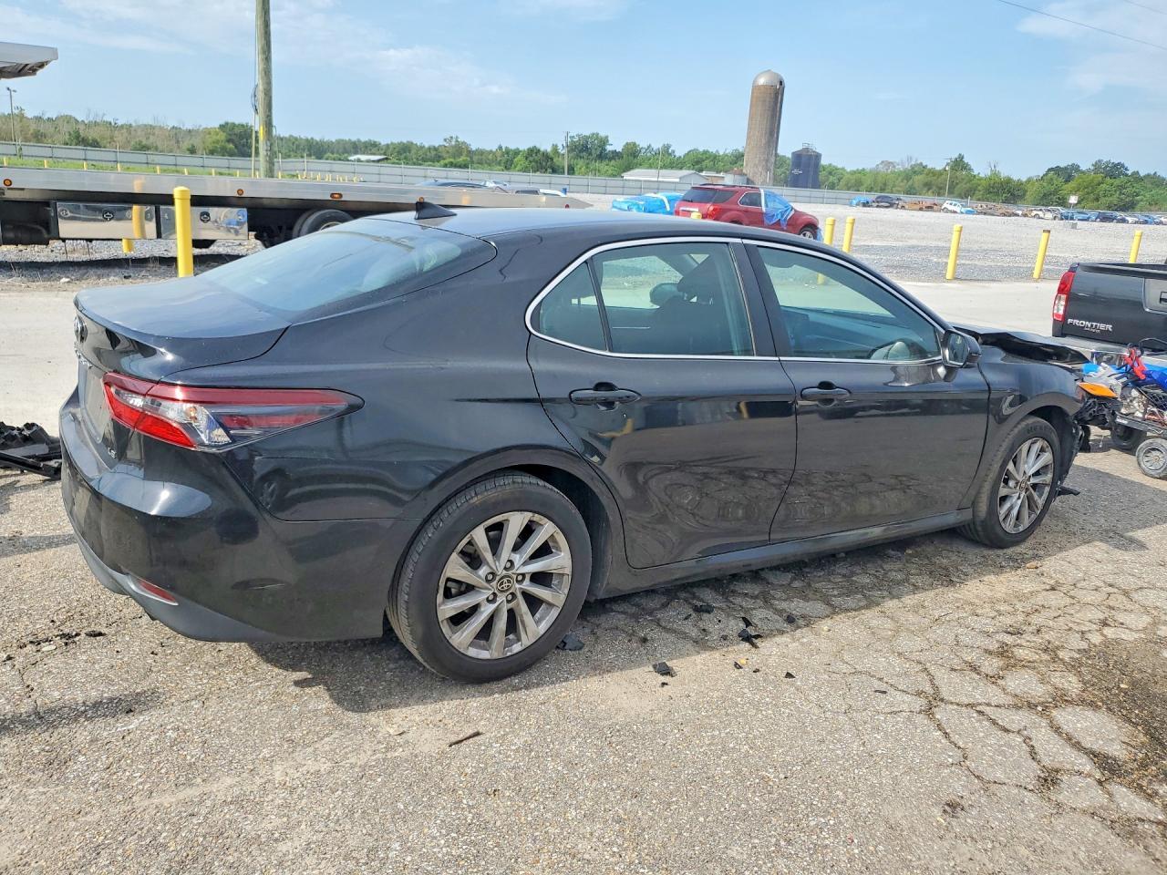 2021 Toyota Camry Le - Фото 3