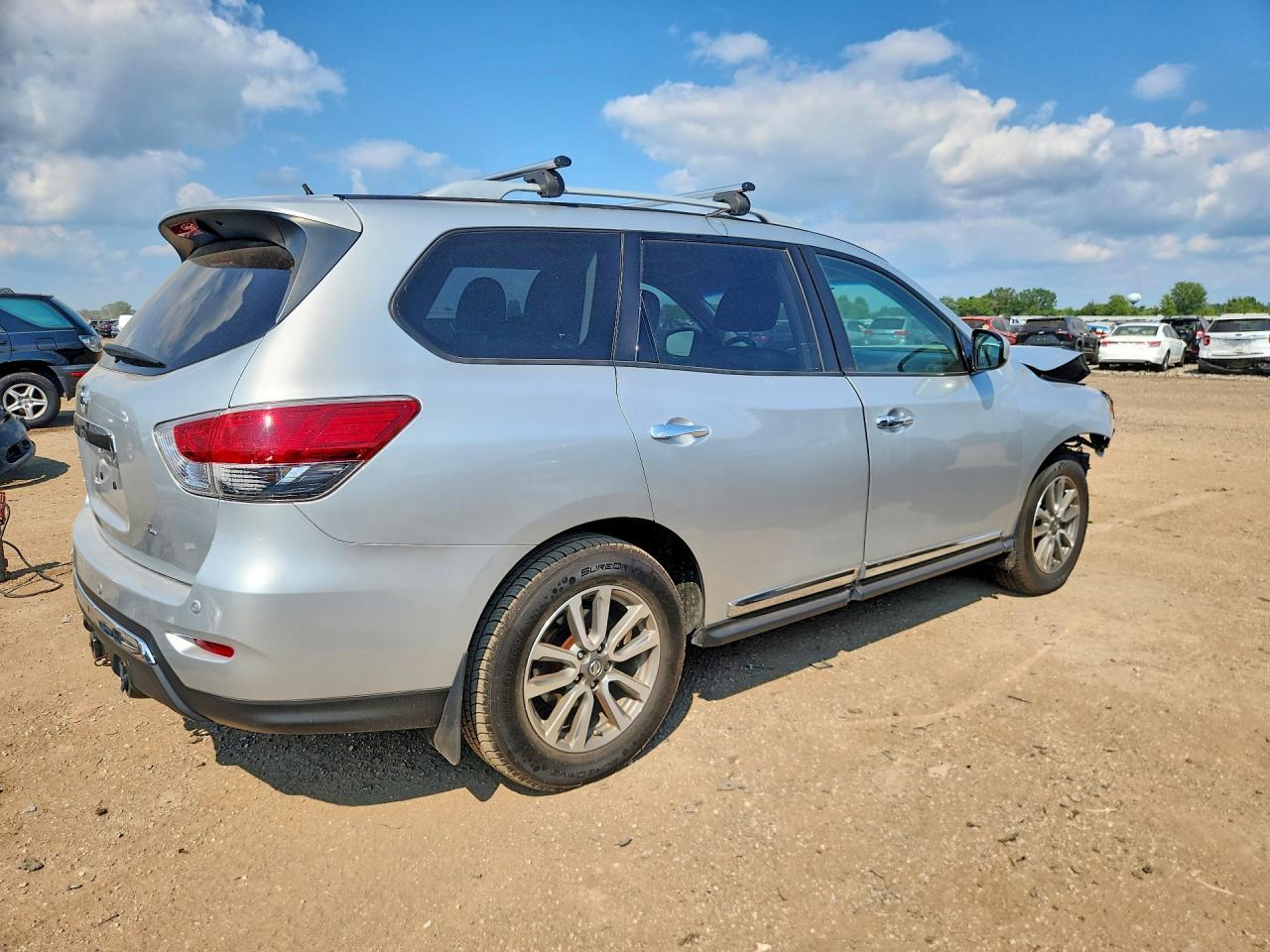 2013 Nissan Pathfinder S - Image 3