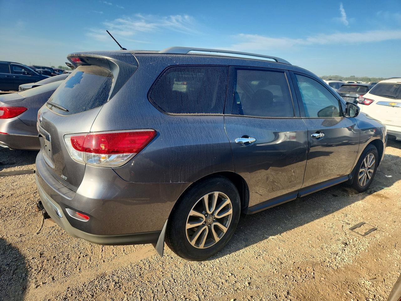 2016 Nissan Pathfinder S - Image 3