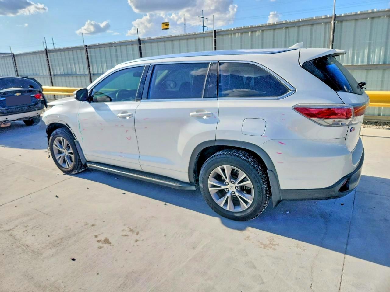 2014 Toyota Highlander Xle - Image 2
