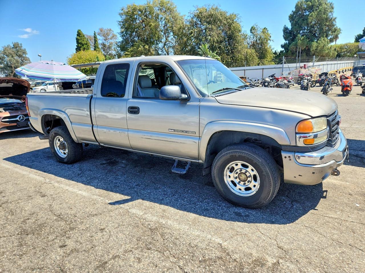 2003 GMC Sierra K2500 Heavy Duty - Image 4