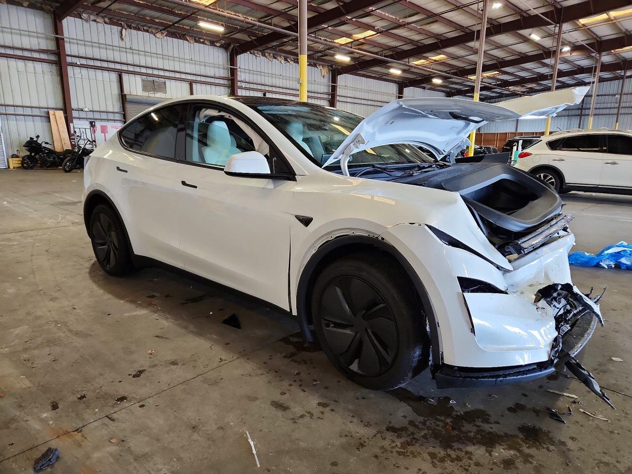 2026 Tesla Model Y - Фото 4
